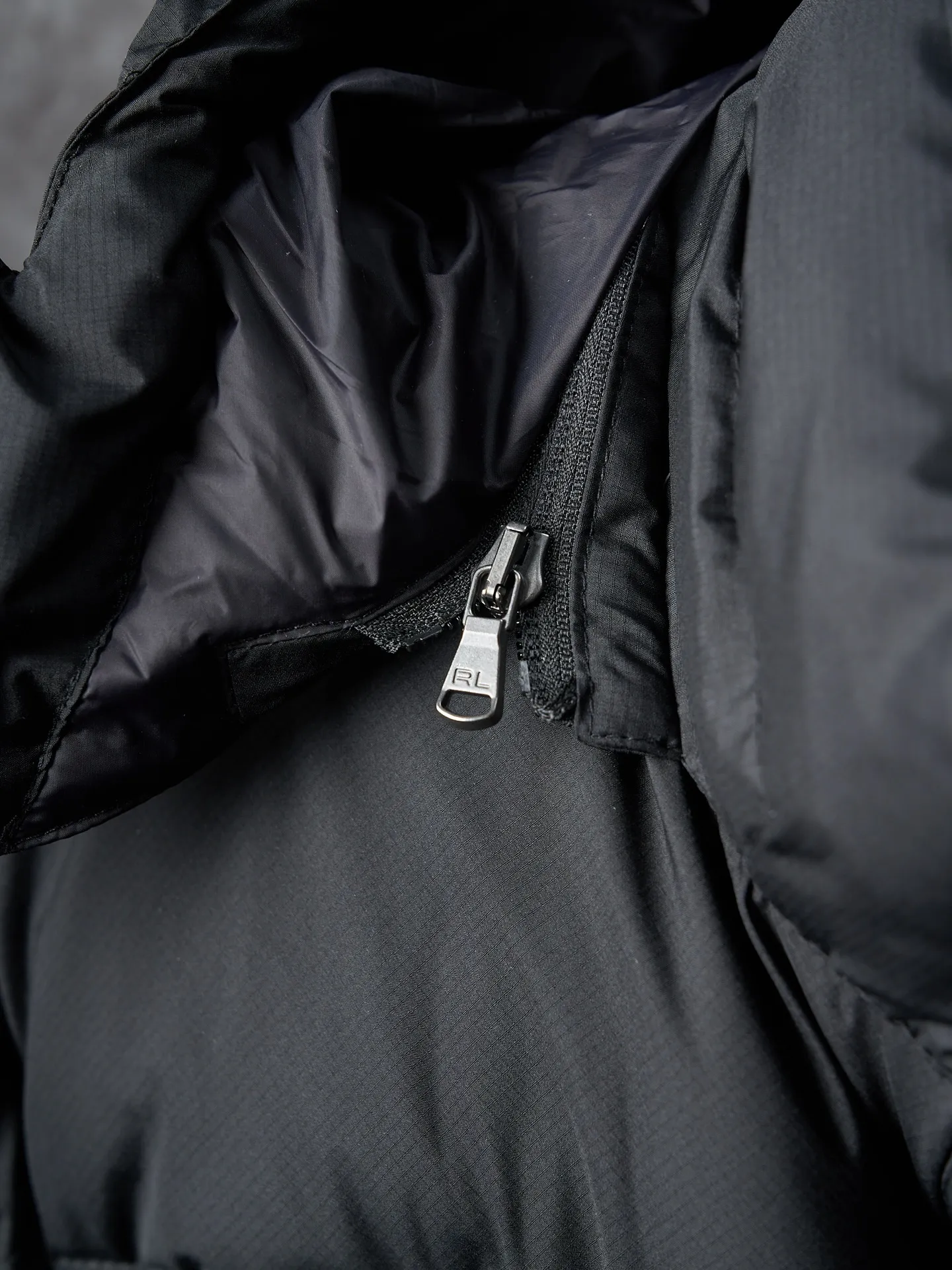 P940 Actual auction】Ralph Lauren/Ralph Lauren classic red label pony embroidered zipper hooded down jacket [Ready stock] S M L XL is made of 90 white duck down with a weight of 260g, ensuring excellent thermal insulation performance. After strict screening and processing, the velvet is not easy to drill, ensuring durability. The nylon fabric has good windproof and waterproof properties, which can effectively block the intrusion of wind and rain from the outside. It keeps the interior dry and is suitable for wearing in humid or rainy environments.  The red label on the chest is made with an imported MECLO embroidery machine. The original pattern is scanned first, and then high-quality silk thread is used to make a pattern. The density effect is adjusted by continuous pattern making.  Detachable hood: The down jacket is equipped with a detachable nylon hood, which users can easily remove or install according to weather changes or personal preferences, which is both practical and convenient.  Exquisite details: the zipper design is simple and elegant, easy to operate; the closing design of the cuffs and hem effectively prevents the intrusion of cold wind, improving the warmth and comfort of wearing.  All the hangtags, wash marks, air holes, and four-button buttons are all custom-made using original one-to-one molds.